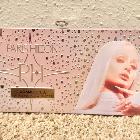Paris Hilton Cosmic Eyes 24 Eyeshadow Palette - Picture 1 of 3